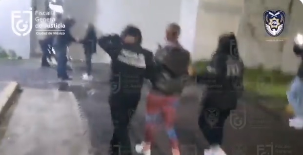 En el video se le ve a Yosstop escoltada por dos agentes que la ingresaron al reclusorio