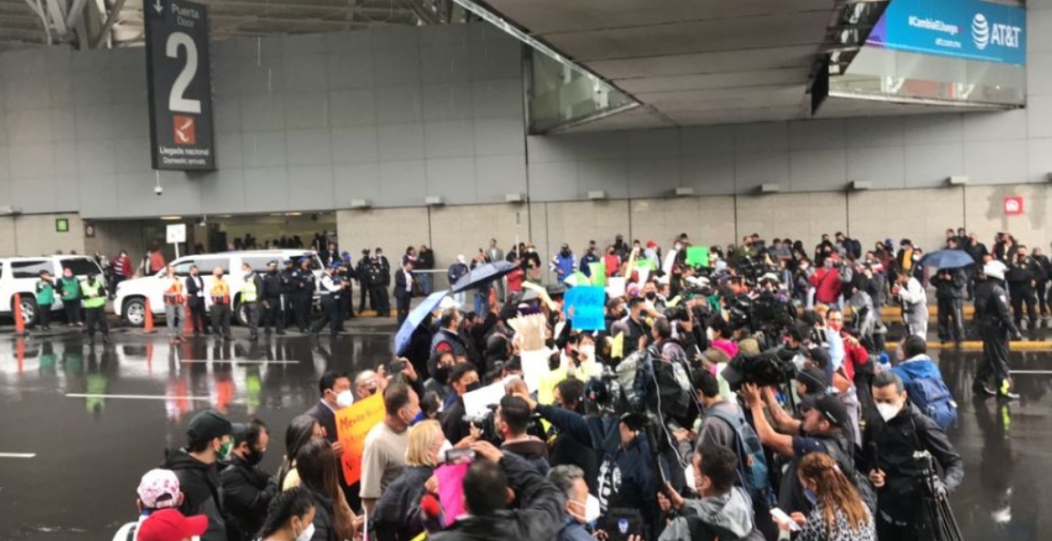 Los padres de familia cerraron el paso en la avenida Capitán Carlos León, ante el desabasto de medicamentos oncológicos.