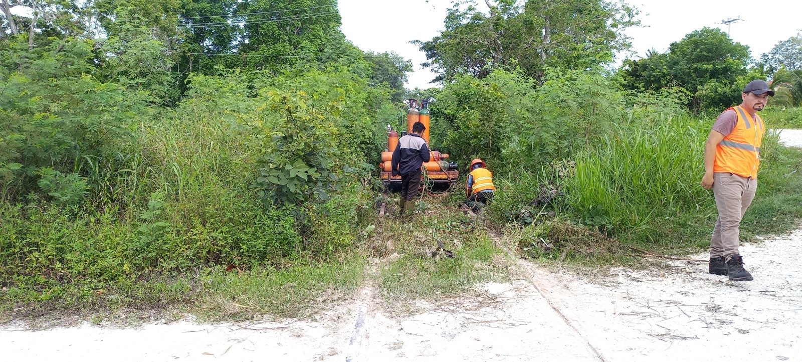 los trabajos un grupo de personas se acercaron al enlace territorial del tramo el Triunfo-Escárcega de Fonatur-Tren Maya