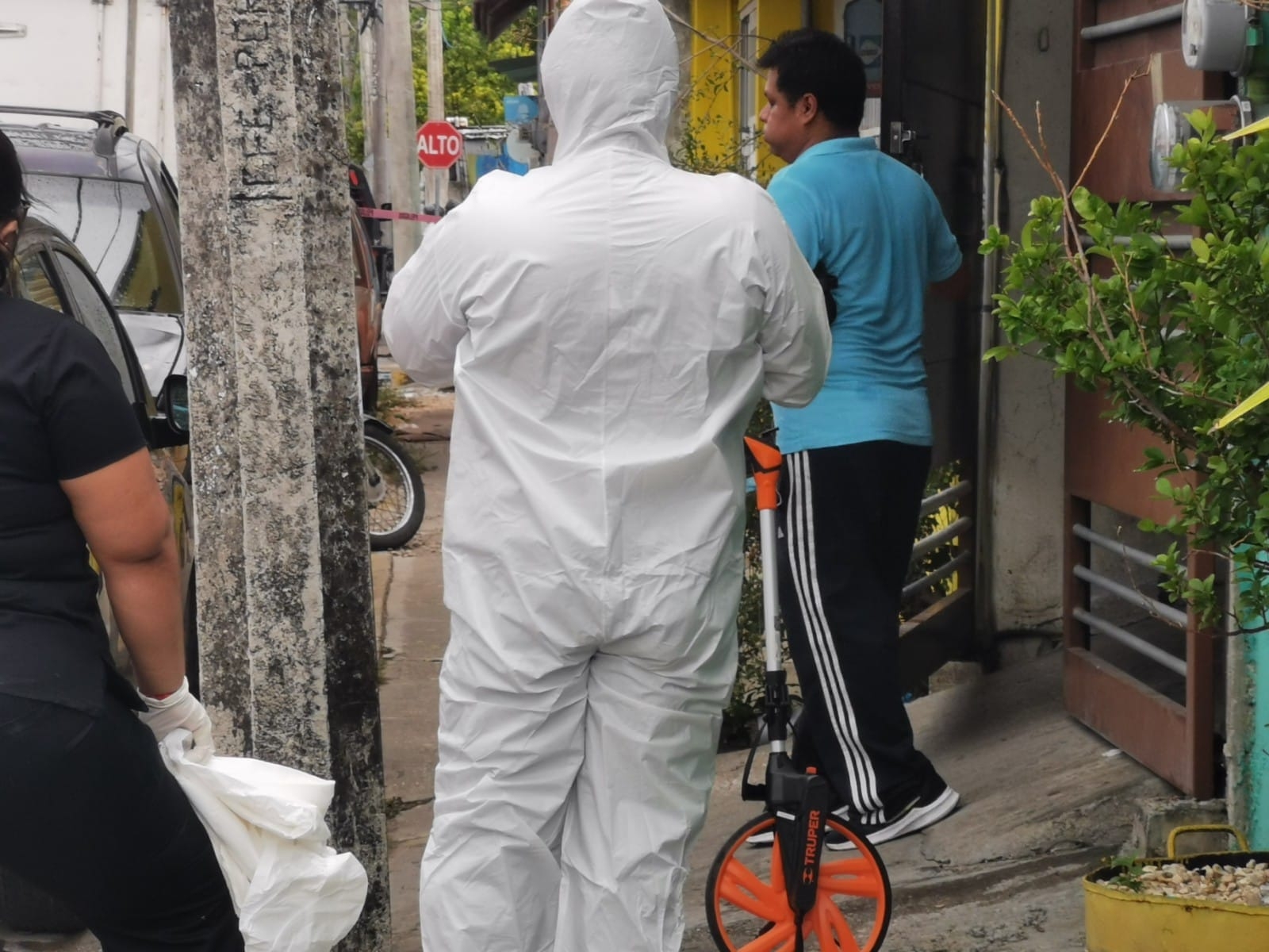 Al lugar arribaron elementos de la Policía Municipal que confirmaron que efectivamente se podía percibir un olor a muerto