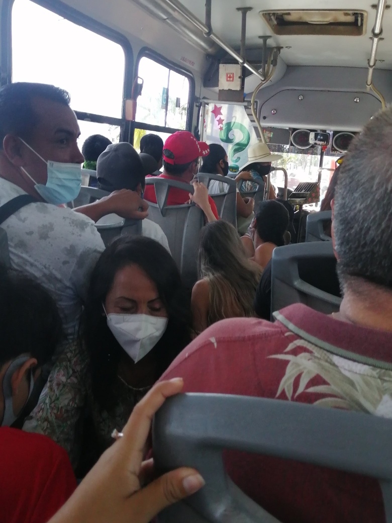 La fotografía evidencia la fata de medidas sanitarias en Cancún La fotografía evidencia la fata de medidas sanitarias en Cancún
