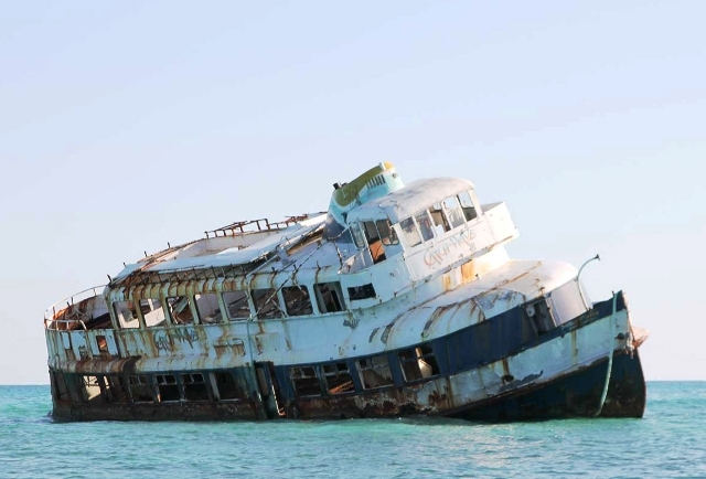 El barco permanece encallado al norte de Cozumel
