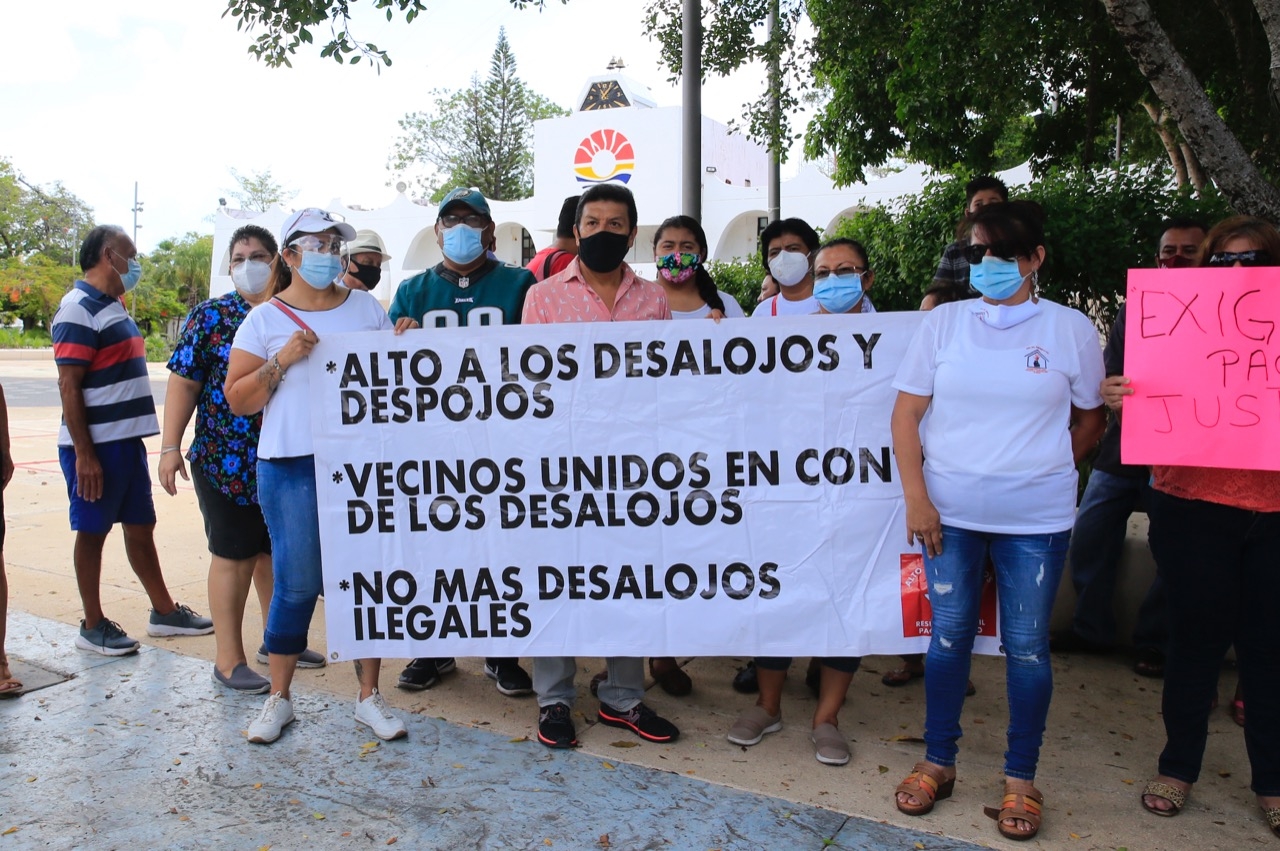 Cancunenses denuncian 800 despojos ilegales de viviendas frente al palacio municipal
