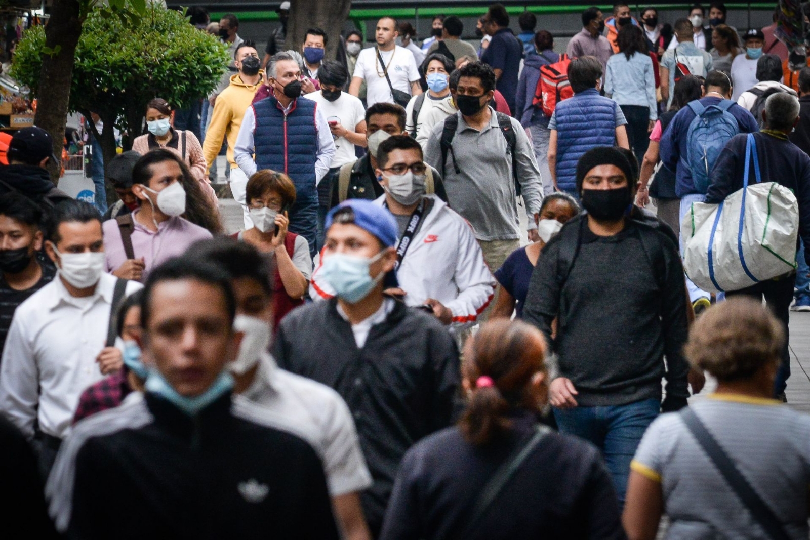 Personas abarrotan las calles durante el semáforo verde