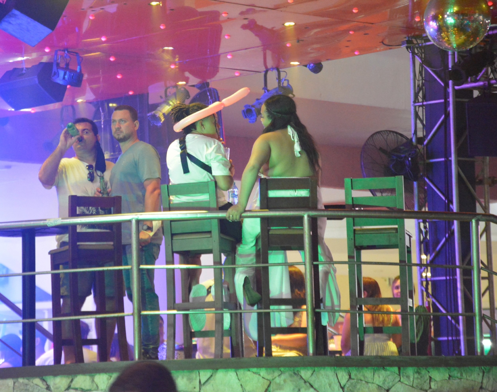 La Cantina de Don Neto y Wings Army son los únicos restaurantes beneficiados, pues los demás de esa misma zona no podrán vender alcohol