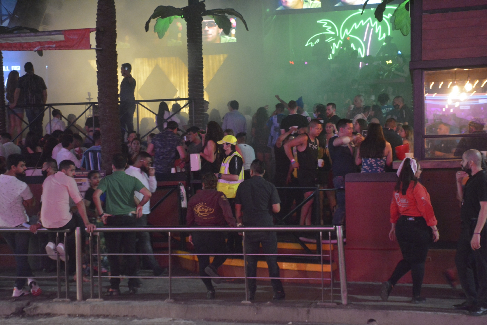 Durante la noche de este viernes, los antros de la Zona Hotelera de Cancún lucieron abarrotados, pese a las "nuevas restricciones"