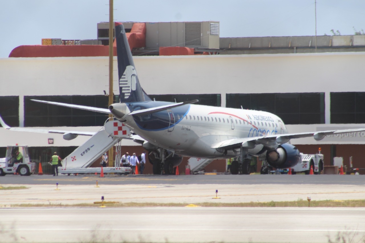 El mandatario abordó el avión pasando por el área de plataformas El mandatario abordó el avión pasando por el área de plataformas
