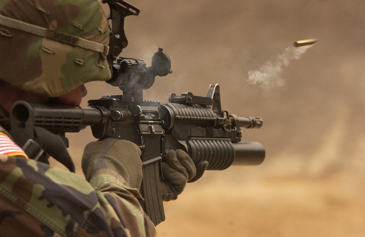 Juez estadounidense compara rifles semiautomáticos con navajas suizas