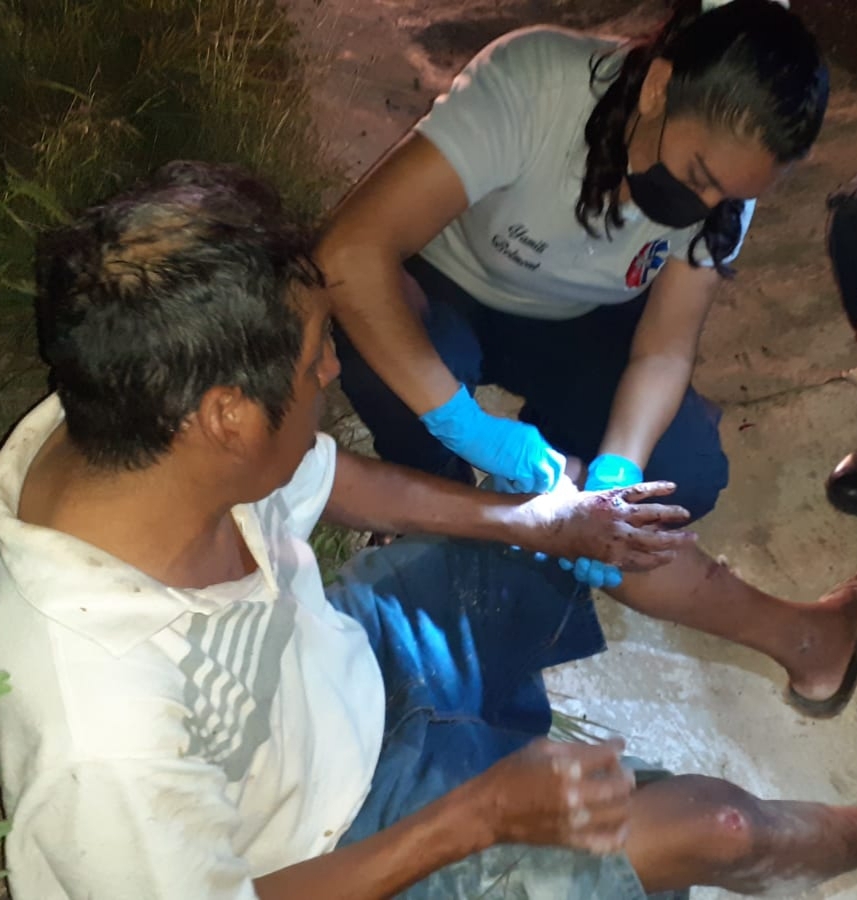 Hombre alcoholizado se sale de la carretera en su triciclo en José María Morelos