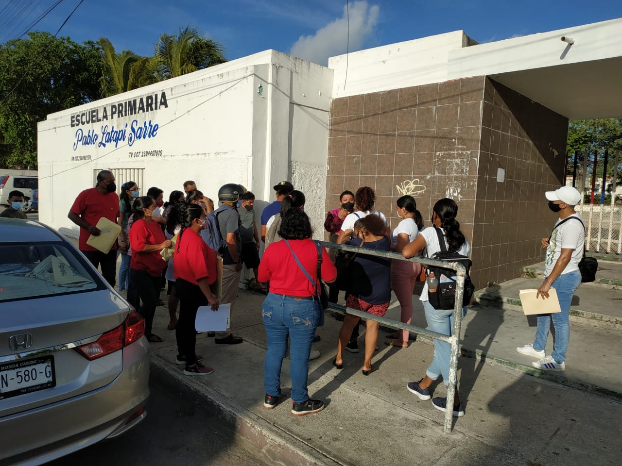 Los votantes manifestaron su molestia por el atraso en la apertura de la casilla Los votantes manifestaron su molestia por el atraso en la apertura de la casilla