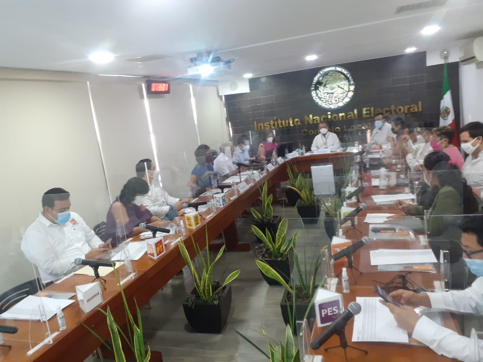 En los municipios de Kanasín, Tecoh, Peto y Tzucacab, hay largas filas debido a la tardía de la apertura.
