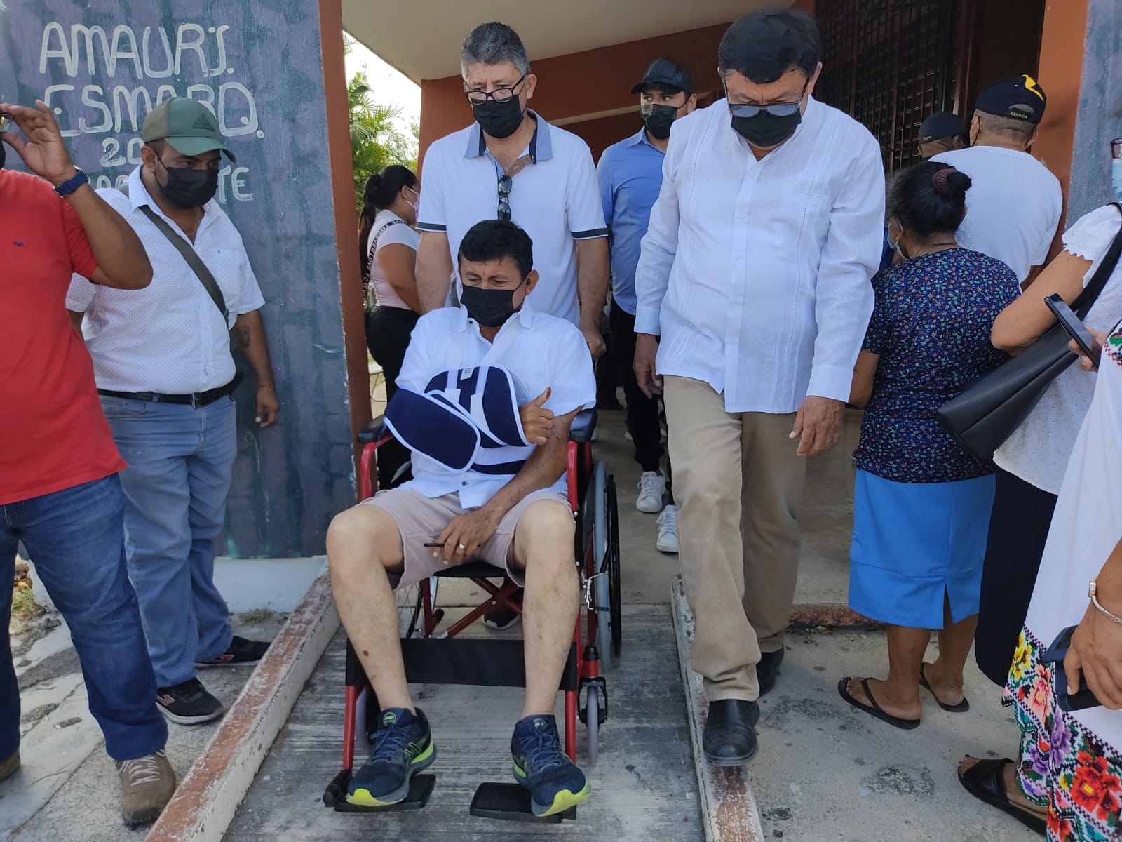 Ayudado por su equipo, el cadidato llegó a la casilla que le correspondió para votar