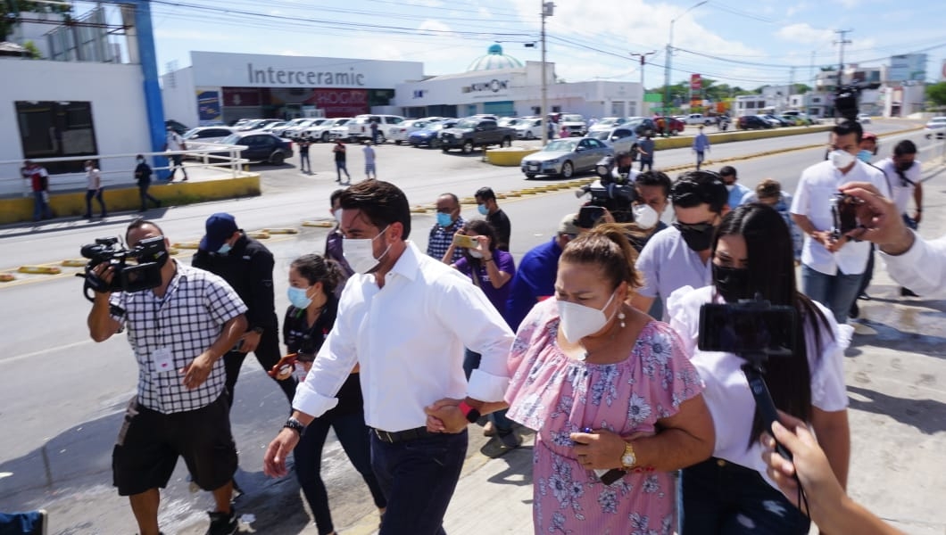 En compañía de su madre y hermana, Castro Bello acudió a emitir su voto a la Universidad Autónoma de Campeche