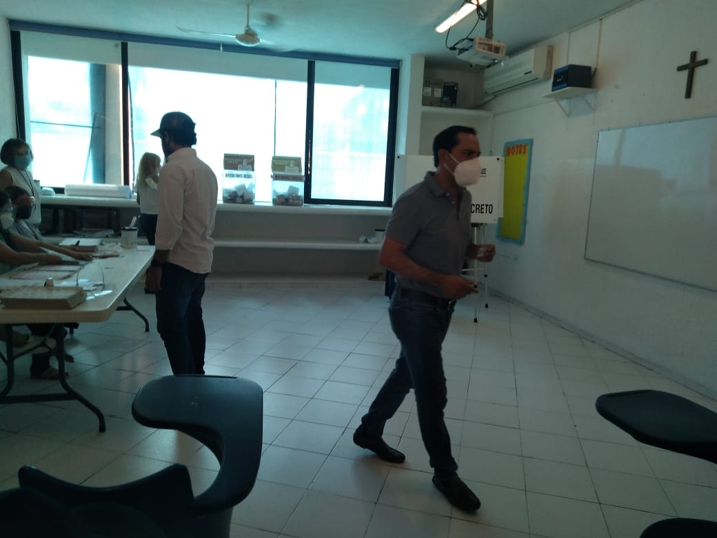 Mauricio Vila acudió a votar