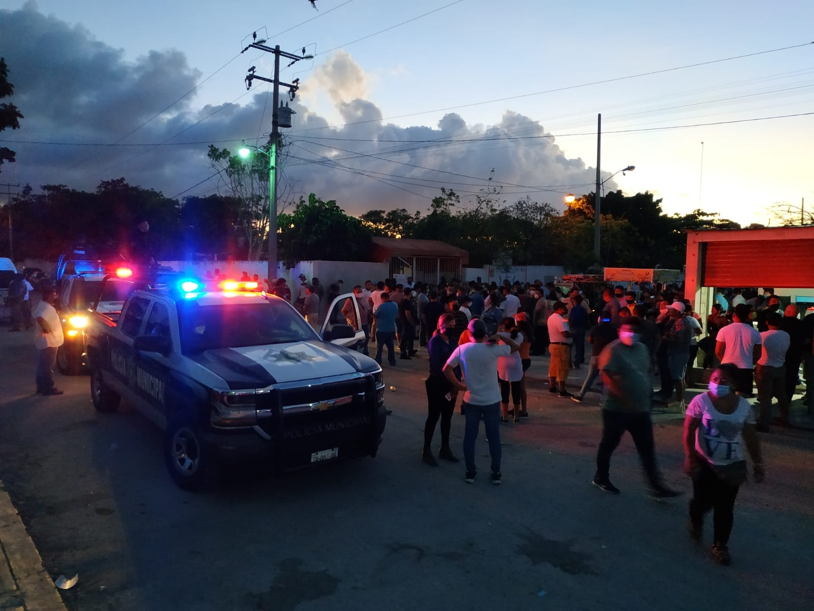 Pese a que la Guardia Nacional y policías municipales arribaron al lugar, no han hecho nada para acordonar el área