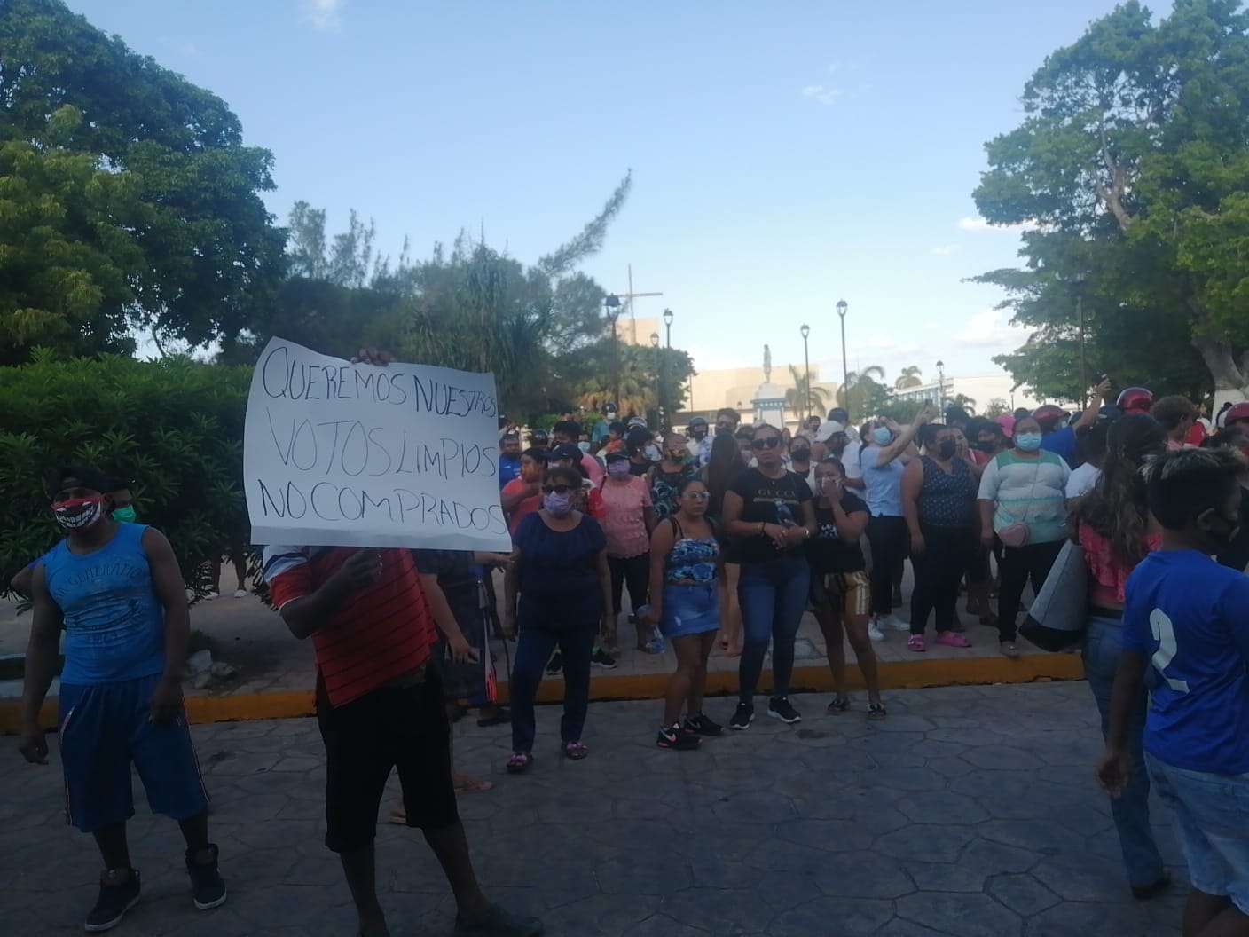Entre pancartas y gritos, ciudadanos protestan en Progreso