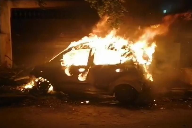 El auto compacto quedó envuelto entre las llamas, provocando la pérdida total del vehículo El auto compacto quedó envuelto entre las llamas, provocando la pérdida total del vehículo