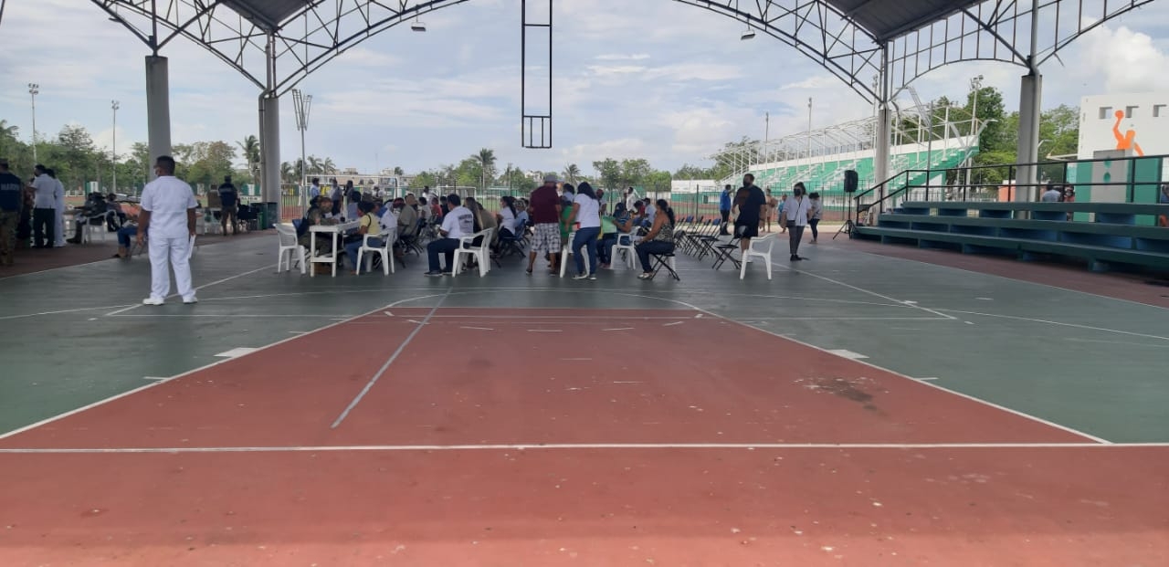 La jornada de vacunación fue en la unidad deportiva bicentenario.