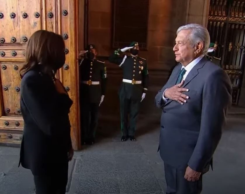 AMLO no portaba cubrebocas durante la reunión AMLO no portaba cubrebocas durante la reunión