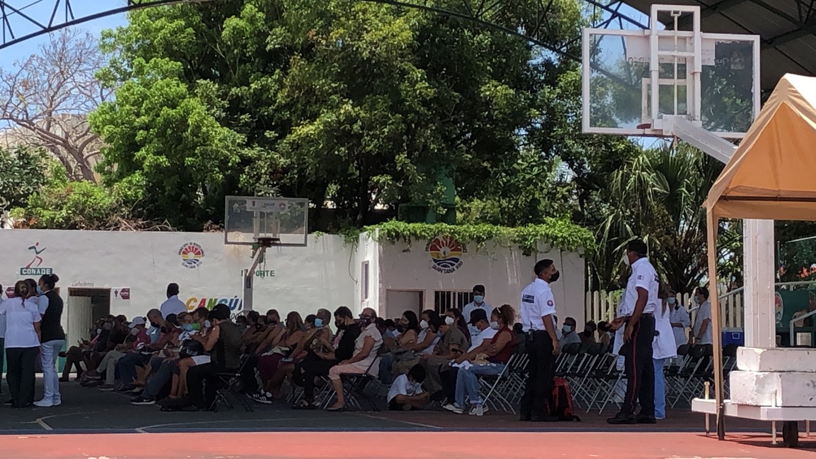 Para poder recibir la vacuna contra COVID-19 es necesario contar con los siguientes requisitos: Registro impreso, copia del CURP y comprobante de domicilio