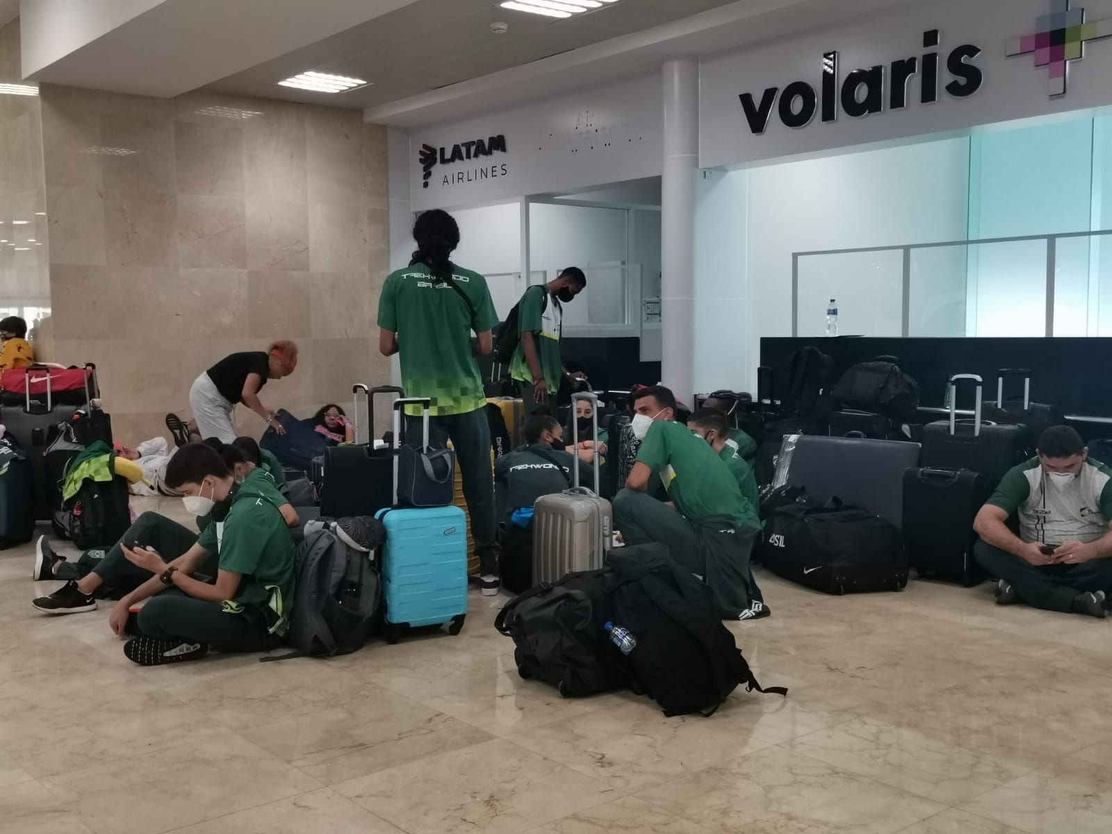 Selección de taekwondo brasileña en el aeropuerto de Cancún Selección de taekwondo brasileña en el aeropuerto de Cancún