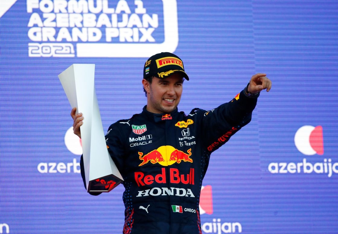 Checo Pérez tuvo que devolver tu trofeo que gano el pasado domingo en la GP  Azerbaiyán
