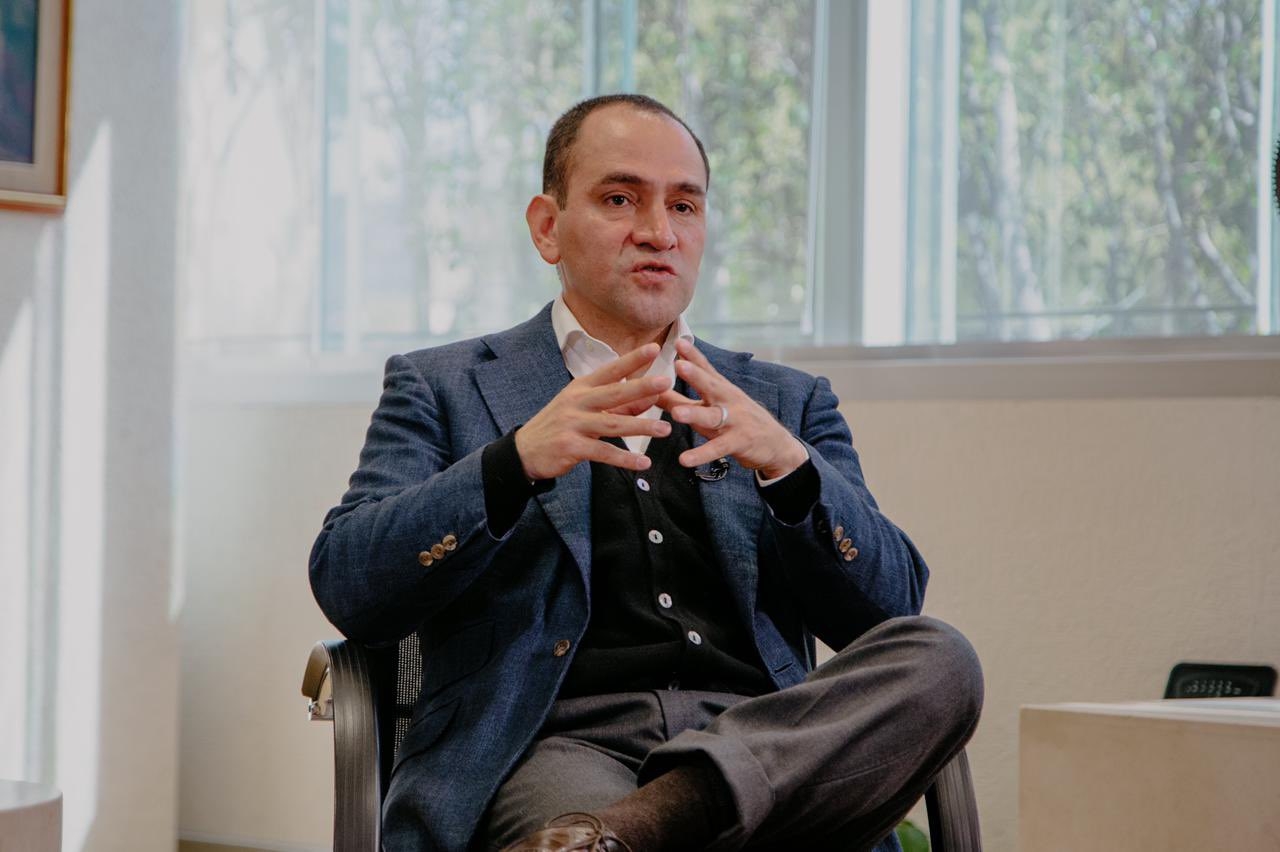 Arturo Herrera es licenciado en economía por la Universidad Autónoma Metropolitana