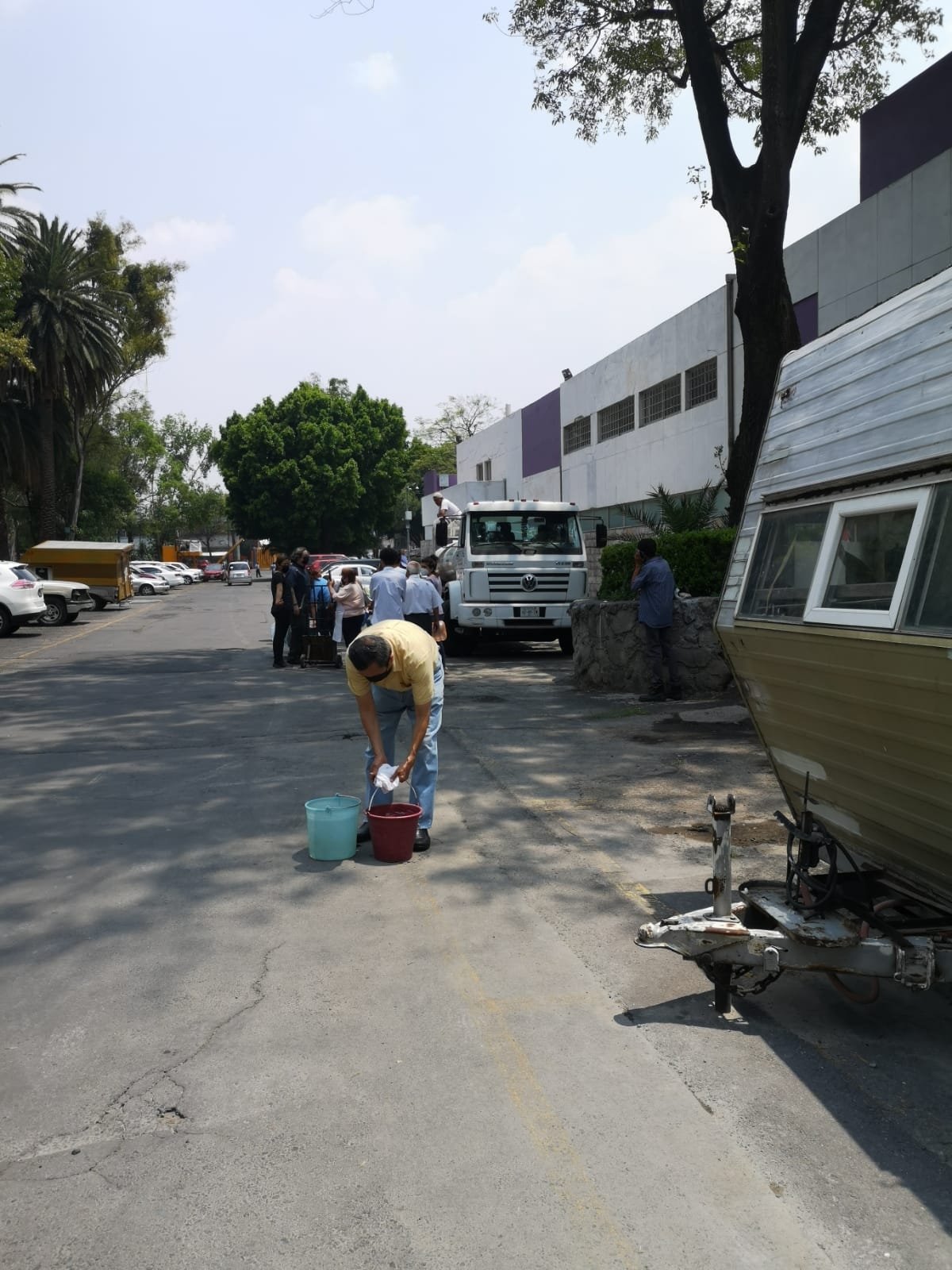 Vecinos de Tlatelolco acarrean agua de pipas Vecinos de Tlatelolco acarrean agua de pipas