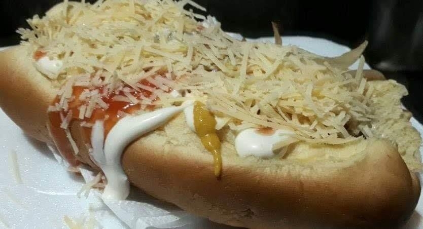 Entre los ingredientes característicos de esta callejera es que lleva queso de bola