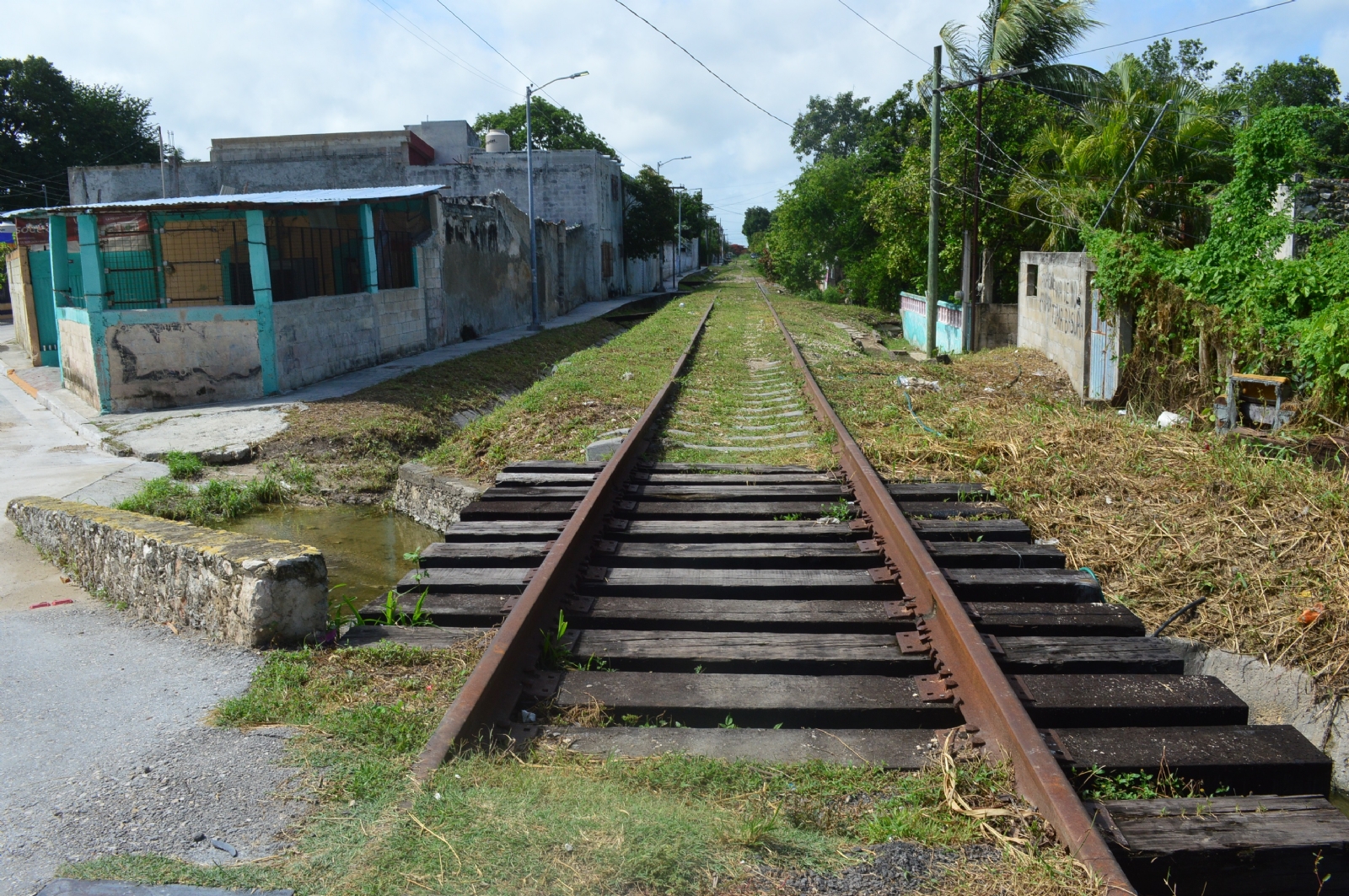 El Fonatur refirió que a lo largo de la ruta del Tren Maya están construyendo más de mil obras de drenaje transversal