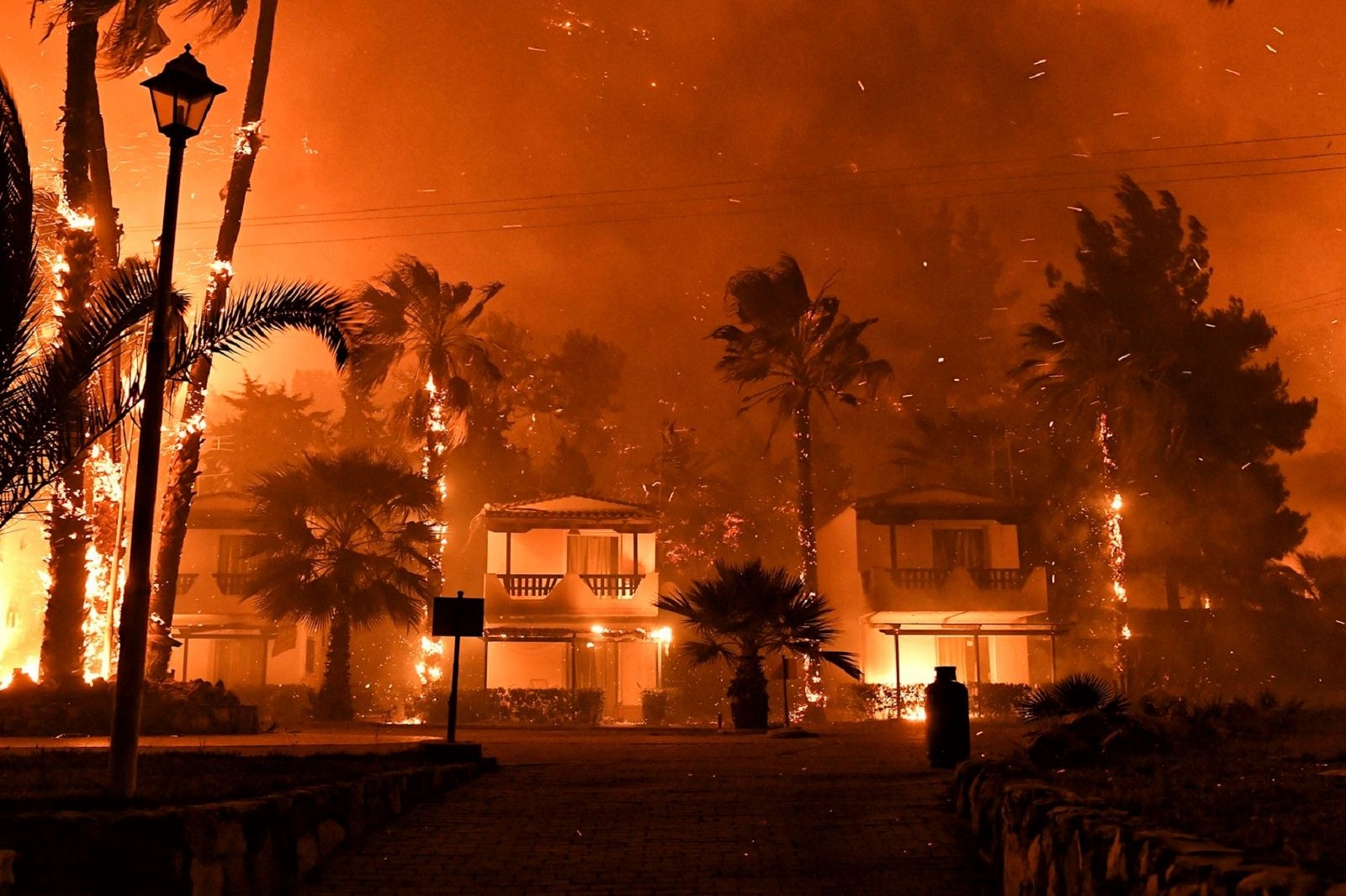 Evacuan pueblo costero de Grecia por incendios forestales
