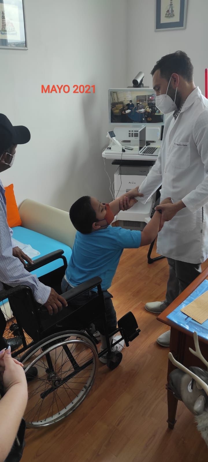 Mateo, de 8 años de edad, necesita cubrir los gastos de sus terapias, zapatos ortopédicos y otros