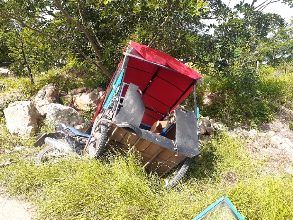 Tras la colisión, los pasajeros y el conductor intentaron huir dejando múltiples latas de alcohol en el mototaxi Tras la colisión, los pasajeros y el conductor intentaron huir dejando múltiples latas de alcohol en el mototaxi
