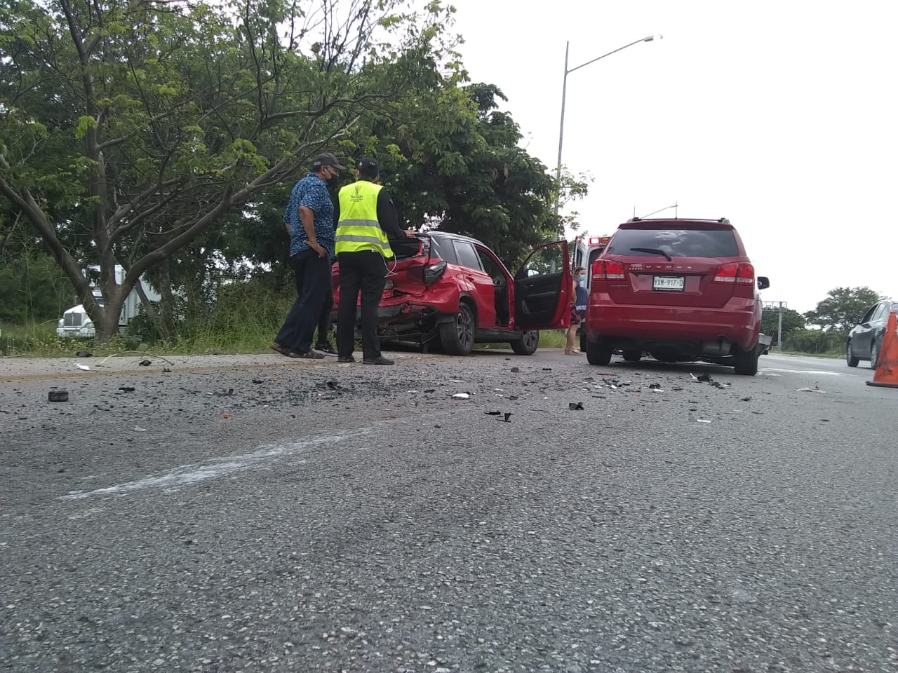 El impacto rompió el medallón de la camioneta Suzuki Vitara