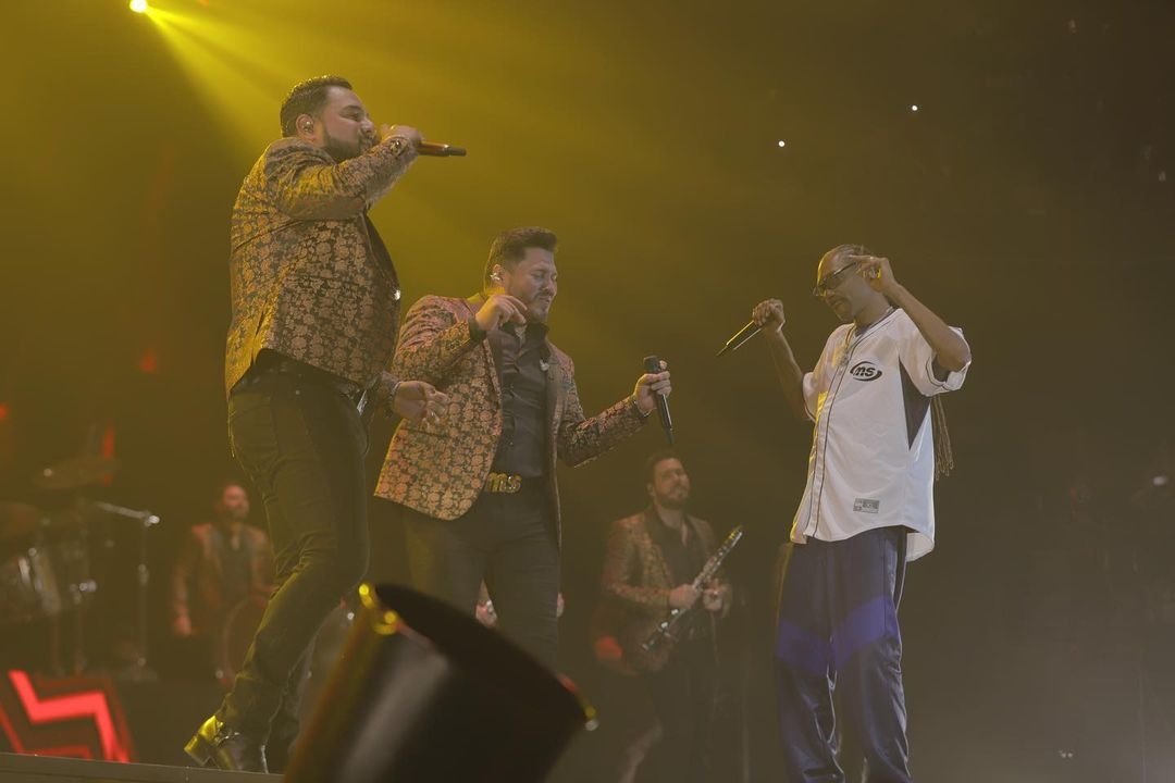 La banda y el rapero interpretaron su éxito "Qué maldición", canción que fue un éxito durante 2020 por la inesperada combinación de géneros musicales