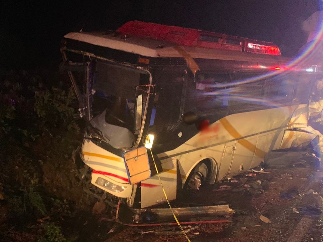 Tráiler se impactó contra un autobús turístico en una carretera de Jalisco Tráiler se impactó contra un autobús turístico en una carretera de Jalisco