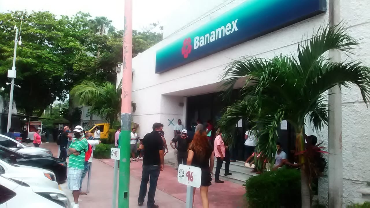 A través de redes sociales denunciaron las largas filas afuera del banco Citi Banamex A través de redes sociales denunciaron las largas filas afuera del banco Citi Banamex