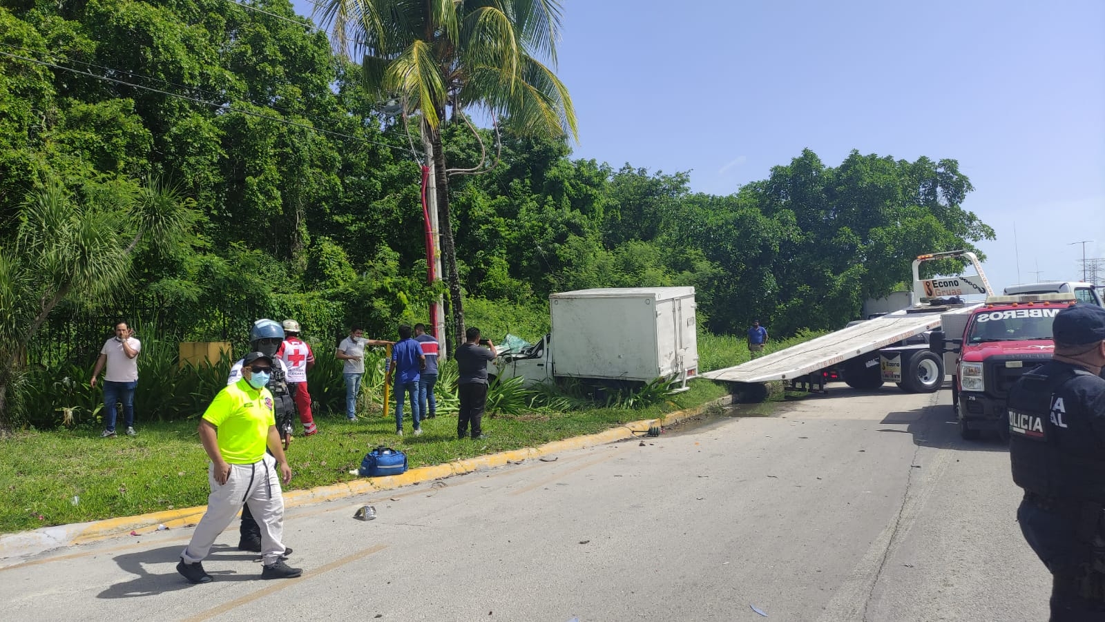 Hombre termina prensado tras choque contra grúa en carretera a Playa del Carmen