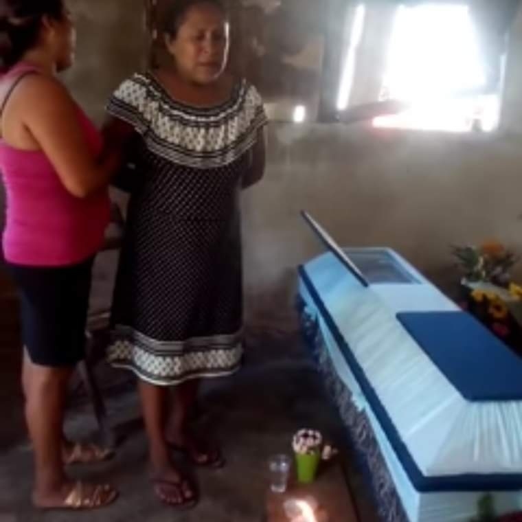 La madre del joven pide a las autoridades que investiguen a la maestra presuntamente culpable del suicidio de su hijo