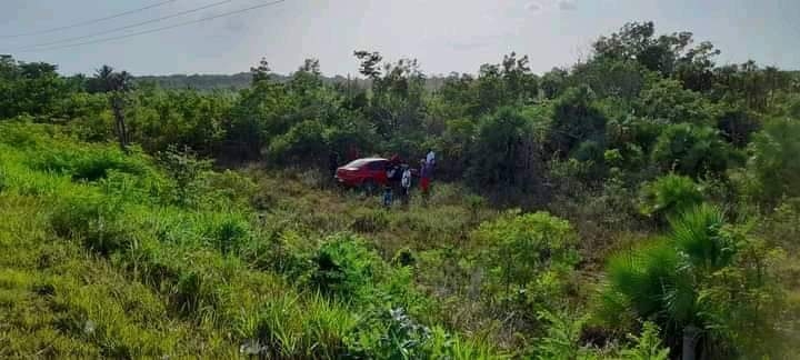Automóvil se sale de la autopista tras chocar en la carretera Chetumal - Bacalar