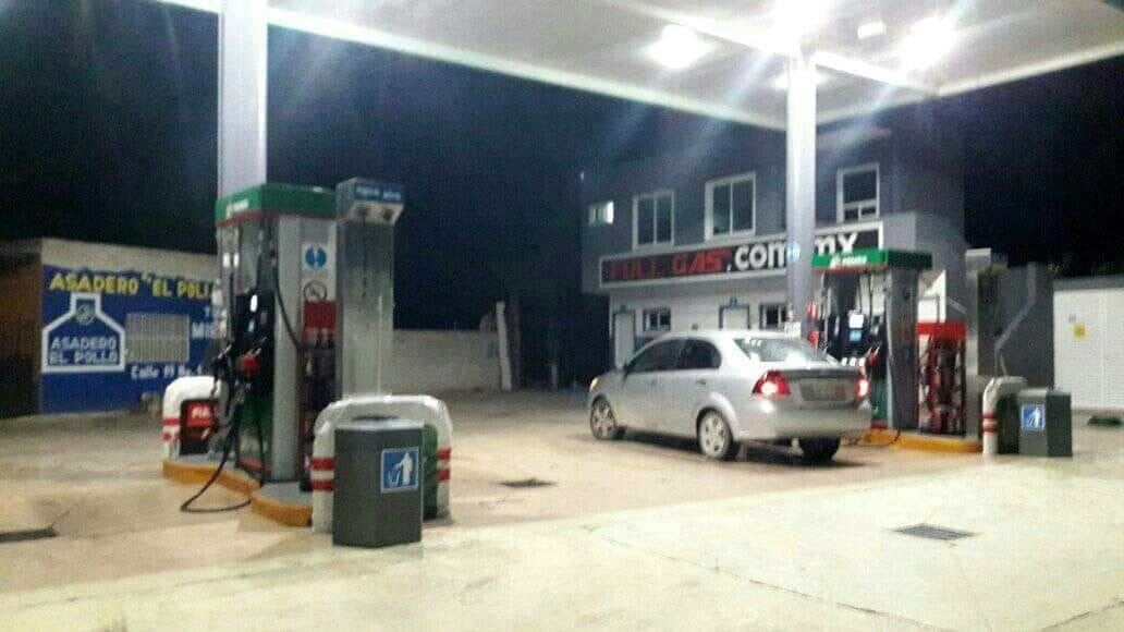 Además de ingerir bebidas alcohólicas, la denuncia señala que el empleado fumaba cerca de los dispensadores de gasolina Además de ingerir bebidas alcohólicas, la denuncia señala que el empleado fumaba cerca de los dispensadores de gasolina
