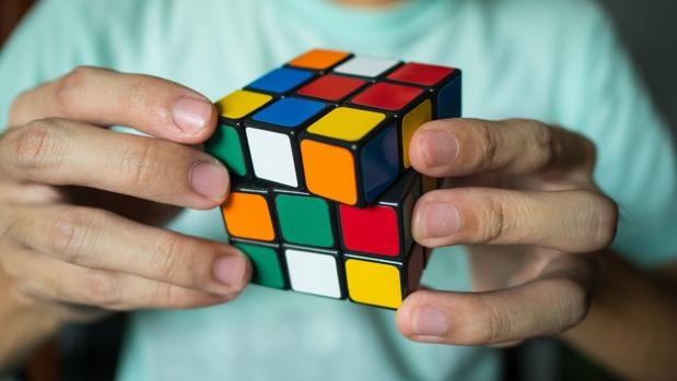 Creado por un arquitecto húngaro, desde 1980 se vende en todo el mundo y es un éxito con muchos fans y campeonatos Creado por un arquitecto húngaro, desde 1980 se vende en todo el mundo y es un éxito con muchos fans y campeonatos