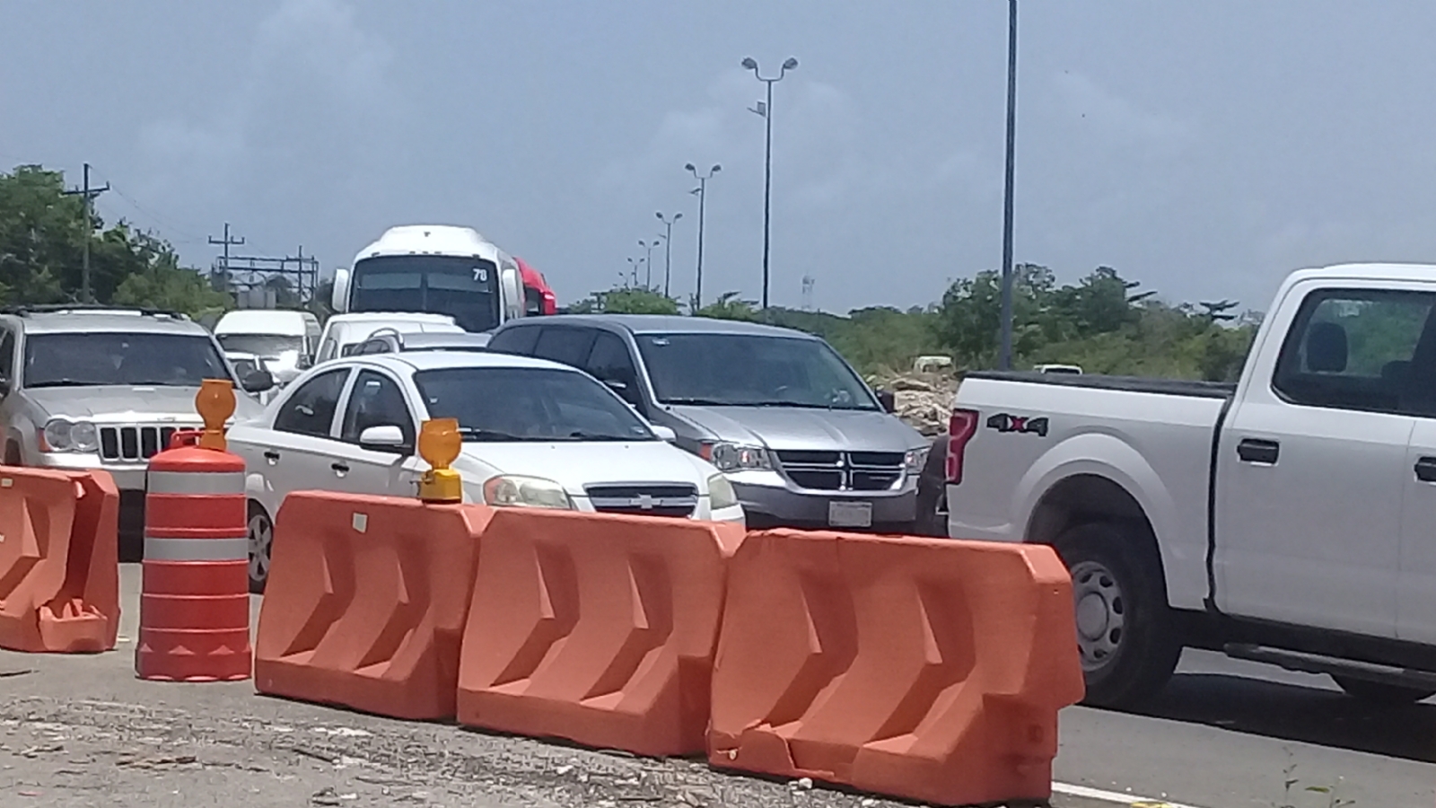 Las autoridades están rehabilitando otro carril para desahogar el congestionamiento vial Las autoridades están rehabilitando otro carril para desahogar el congestionamiento vial