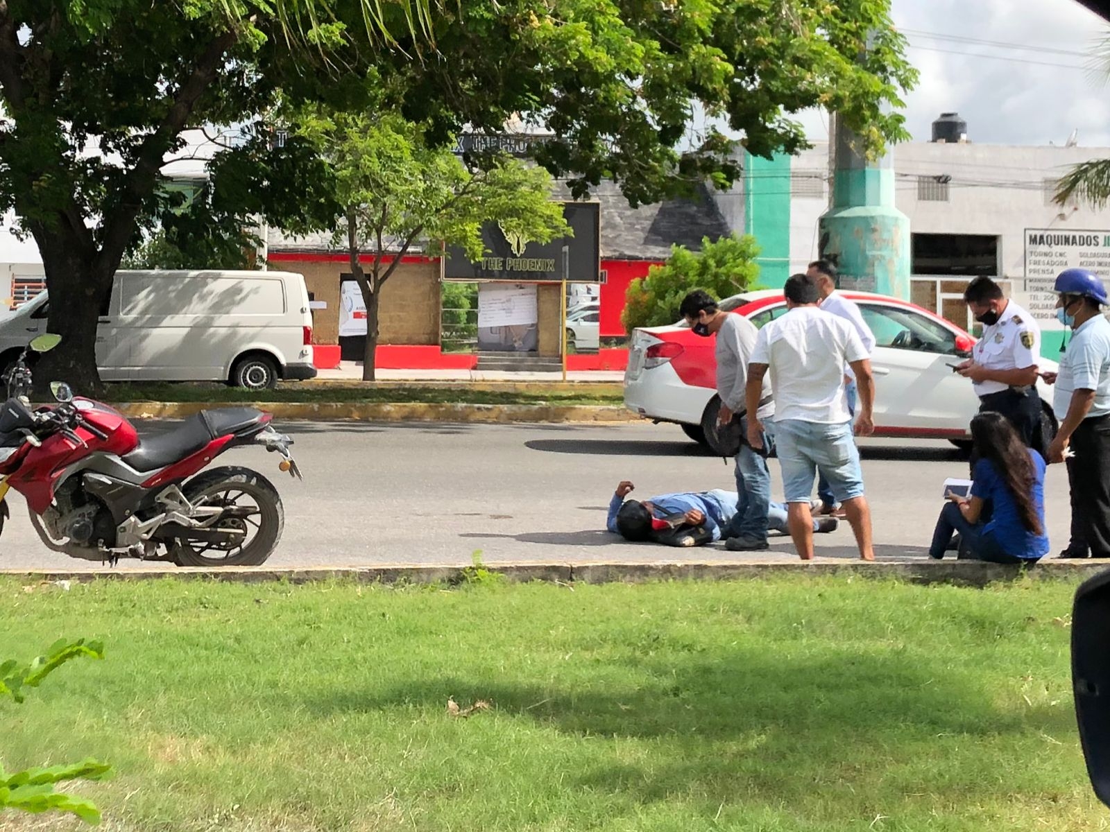 E piloto de la motocicleta y su acompañante resultaron lesionados E piloto de la motocicleta y su acompañante resultaron lesionados