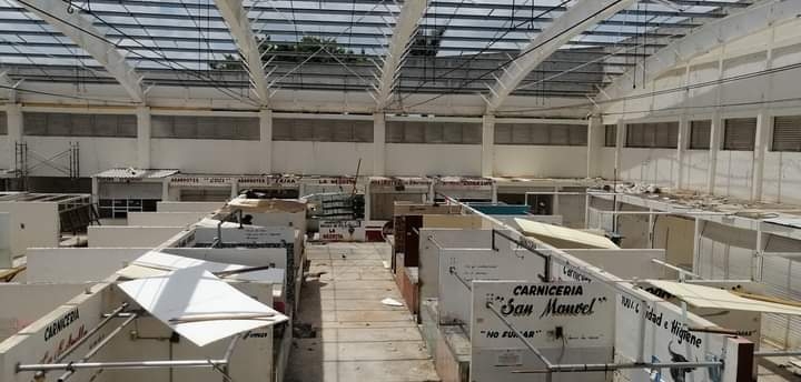 Comerciantes del mercado se encuentran vendiendo fuera del predio mientras reconstruyen el techo