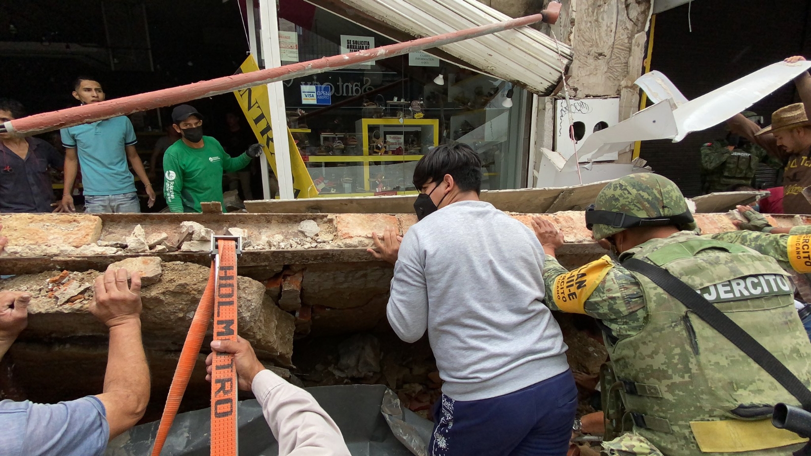 Peatones que pasaban ayudaron en las labores de rescate tras el derrumbe Peatones que pasaban ayudaron en las labores de rescate tras el derrumbe