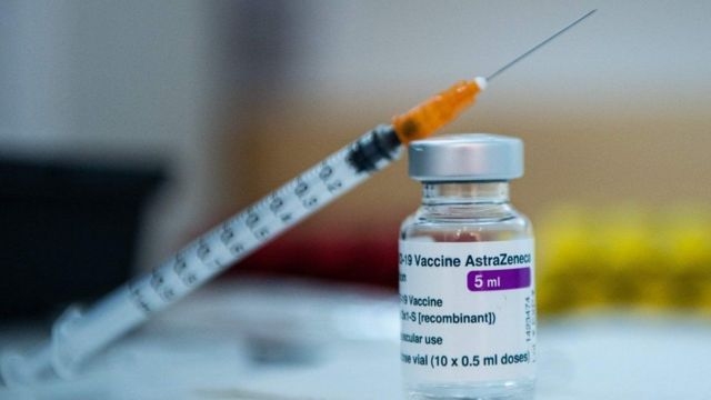 El adenovirus de chimpancé es lo que se llama "un vector no replicativo, porque es un virus deficiente". Se introduce en las células pero no pasa de una a otra