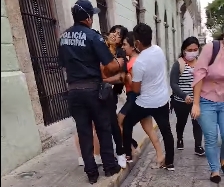 En medio de su agresión, la joven engañada muerde a su novio para intentar llegar a su rival de amores En medio de su agresión, la joven engañada muerde a su novio para intentar llegar a su rival de amores