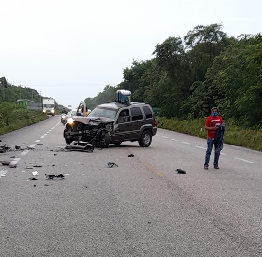 La parte frontal de la camioneta quedó destrozada luego del accidente ocurrido en Felipe Carrillo Puerto La parte frontal de la camioneta quedó destrozada luego del accidente ocurrido en Felipe Carrillo Puerto