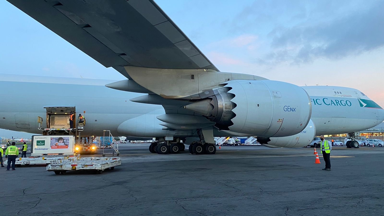 El lote proveniente de China llegó a la Terminal 1 del AICM y fue recibido por autoridades de la empresa Birmex